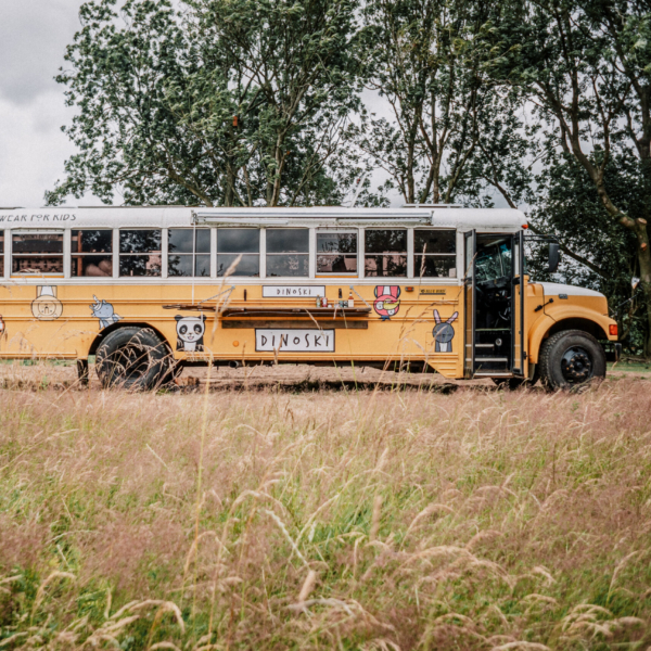 Back to school con Airbnb: 10 scuole e scuolabus per un tuffo nel passato (ma senza compiti delle vacanze!)