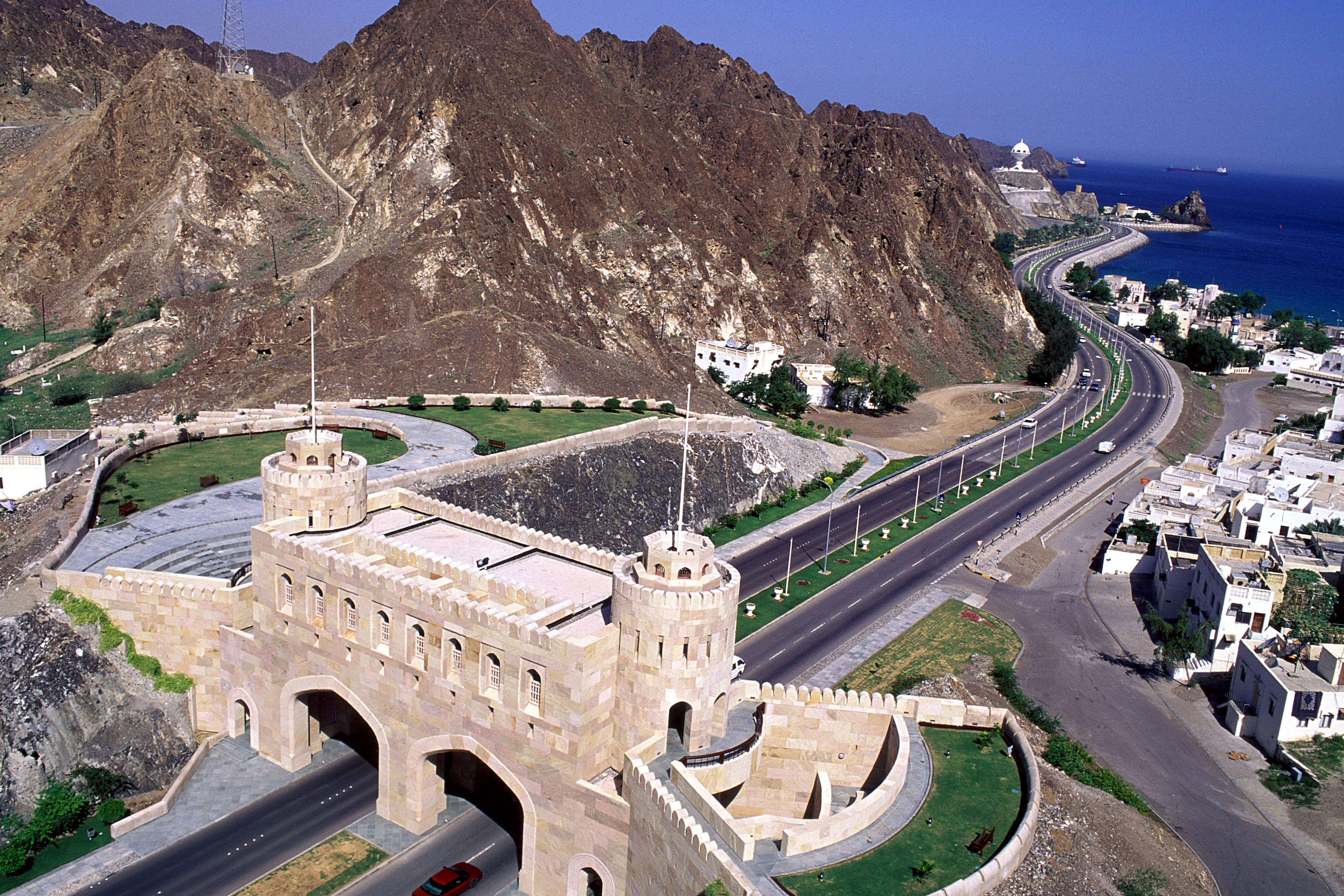 Султанат нукенова фото. Оман султанат Оман. Султанат Оман столица. Оман город Маскат. Оман Маскат ворота Маската.