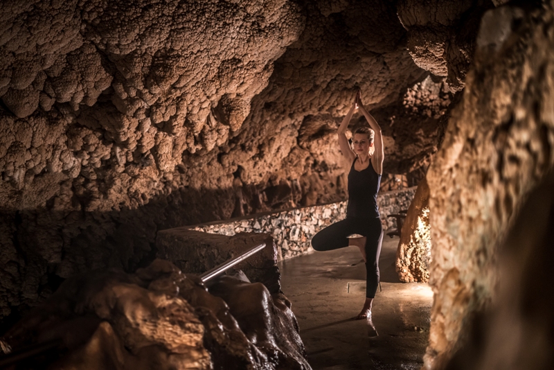 Thermal Yoga in una grotta millenaria
