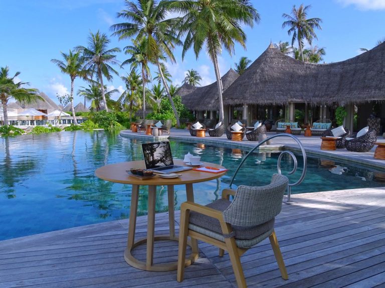Maldive: ufficio fronte mare per uno smart working in paradiso