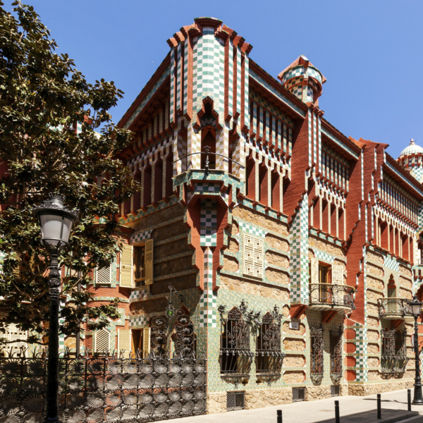 Una notte a Casa Vicens, la primissima casa di Gaudí a Barcellona, disponibile solo su Airbnb